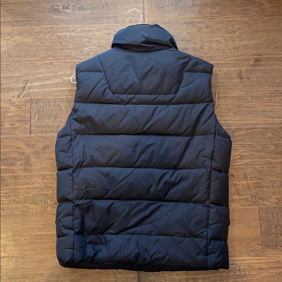 Banana Republic Men’s Black Puffer Vest - Picture 5 of 5